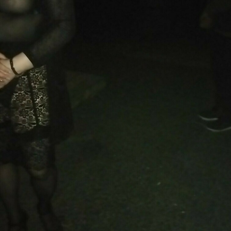 深夜の公園で暗闇の中撮影していると
足音を忍ばせながら男性たちが
集まってくる
画像にもそうした男性たちの脚が見え