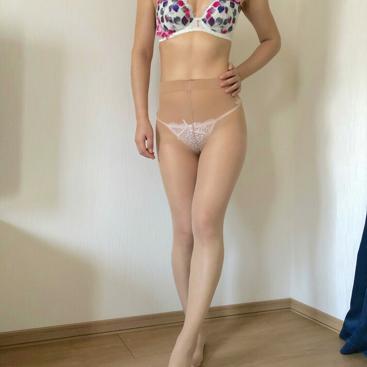 パンストってなんでこんなに萌えるのでしょう。破れはそれ以上にそそります。