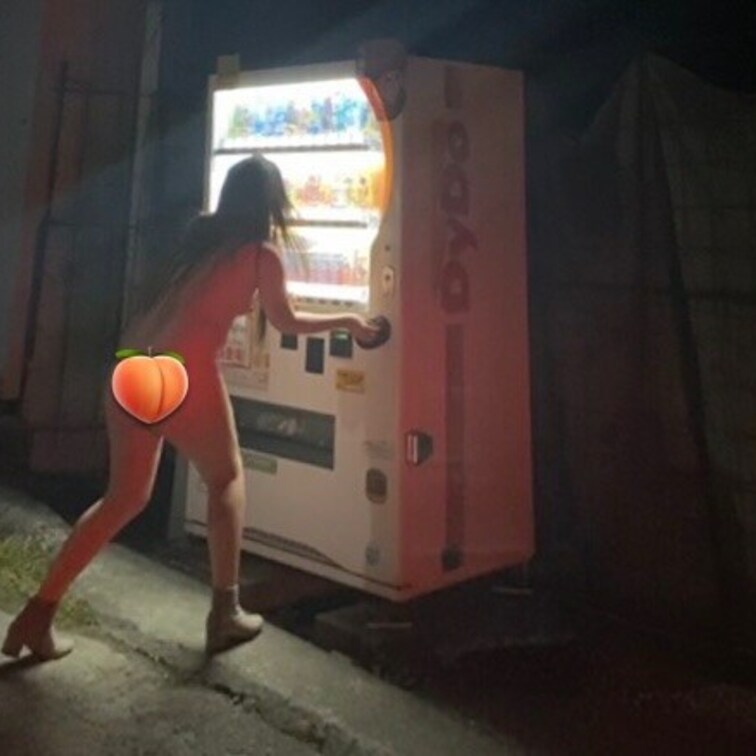 全裸で自動販売機のジュースを買えるか🤔?
普通に買いに行けます💪笑
💖無しは【シルバープラン】で見てね🤗👆