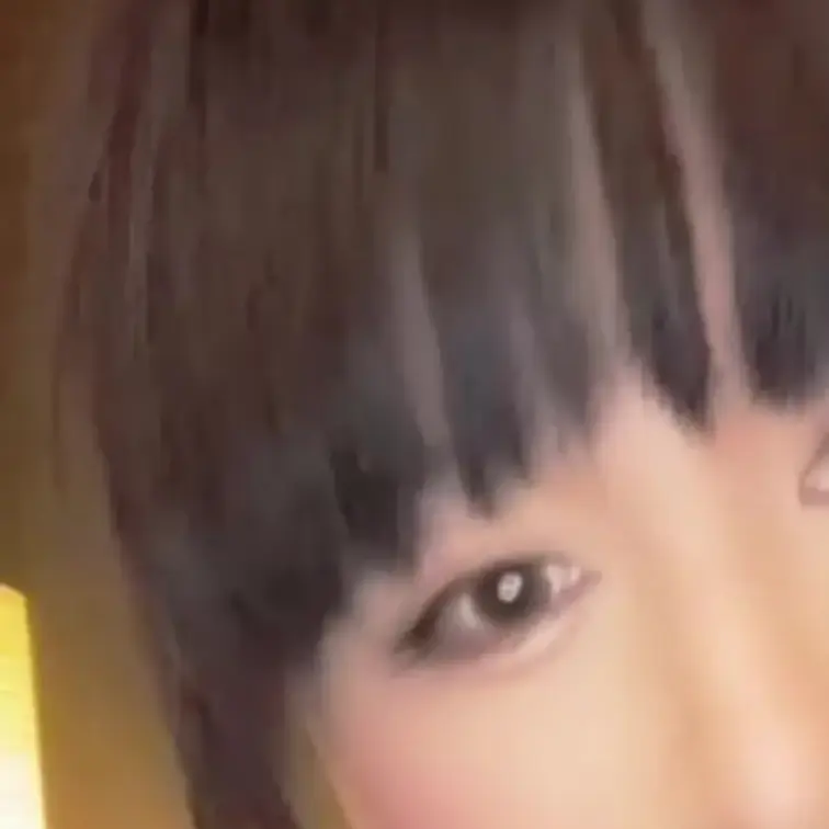 「ミニスカとニーハイの絶対領域…脚を組み替えるごとに赤い下着が覗いて、後ろからぎゅっと抱きつかれて奥までずぶずぶ、最後は
