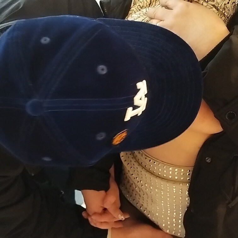 アダショで遭遇した男性は
秘密の場所に彼女を連れ込んだ
そして彼女と恋人繋ぎしながら
乳首を吸い始めた