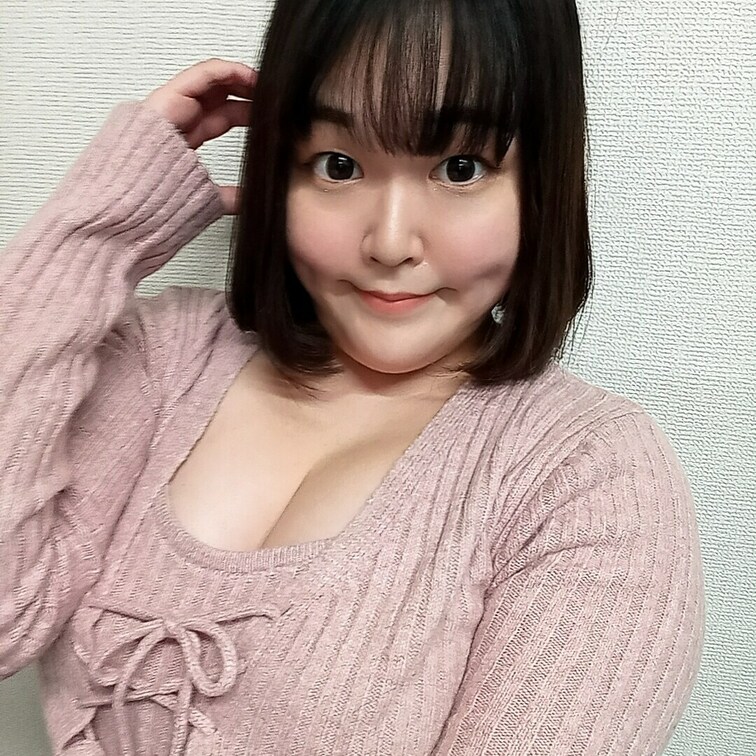 谷間がっつりでデカパイアピールしてるひめの👸♥️
Fカップの美乳に挟まれたい人いる？
男性の視線をめちゃくちゃ感じる