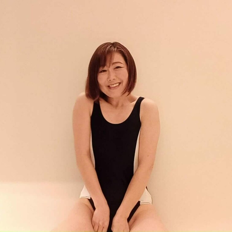 激レア！
熟女のスクール水着姿✨

着たまま挿入もできちゃうって
最高だね

って
オナニーでしか使ったこ