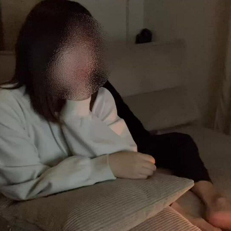 薄暗い部屋でエッチな雰囲気になって中出しsex