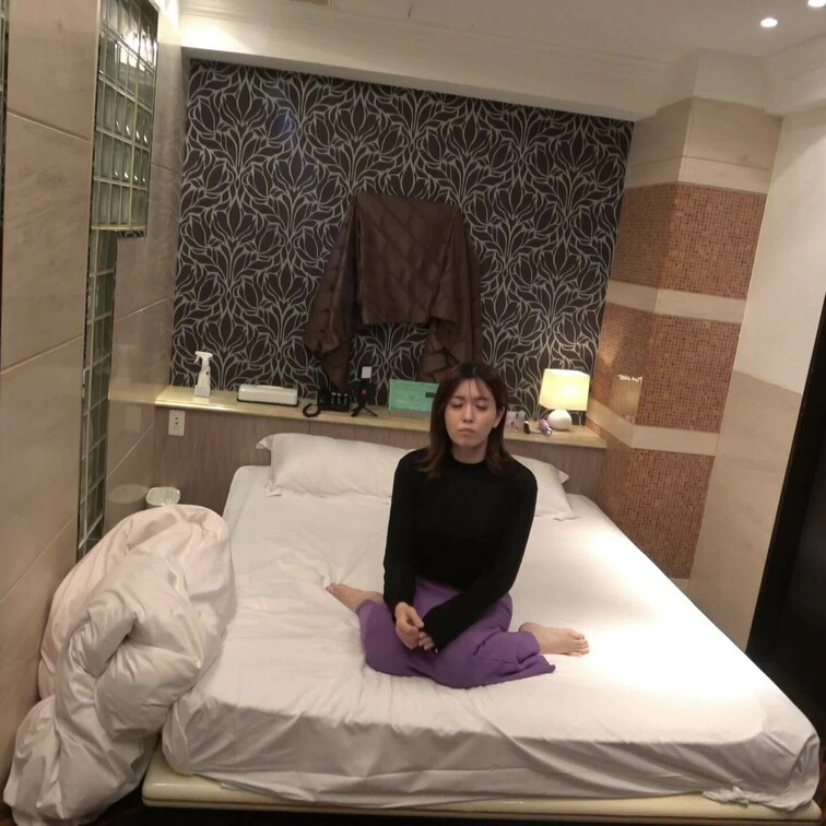 ハーフ顔美女のまきちゃんに中出し

実は撮影後に発覚したのですが人妻でした

図らずもNTRしてしまいました。