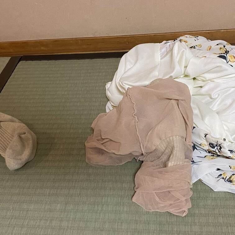 彼女と旅行
脱ぎ捨て…