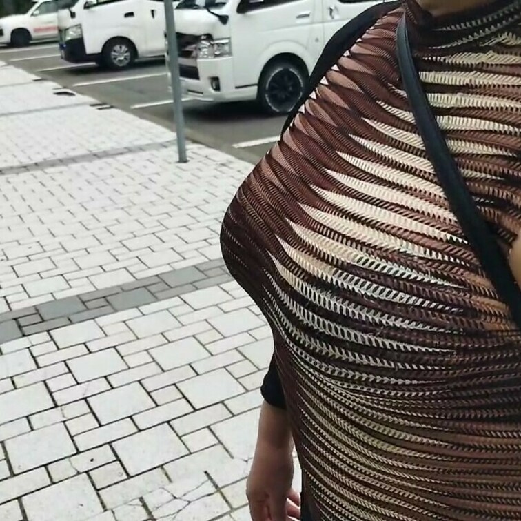 ムチムチの身体に
バッグのベルトが食い込みます