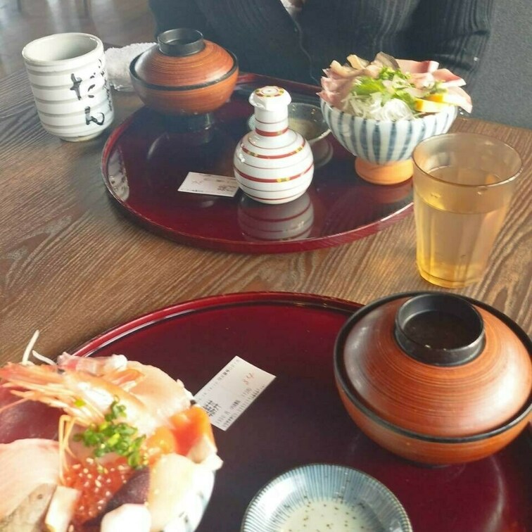 海の近くに行ったら
やはりランチは海鮮丼
ちょっと量が物足りなかったかな？
でも満足！