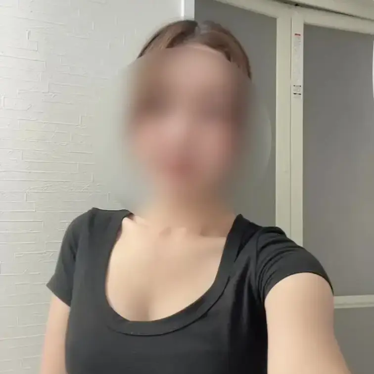 やっと産前の体型に戻ってきて嬉しい☺️
母乳が出過ぎて撮影中も滴り落ちてます、、、