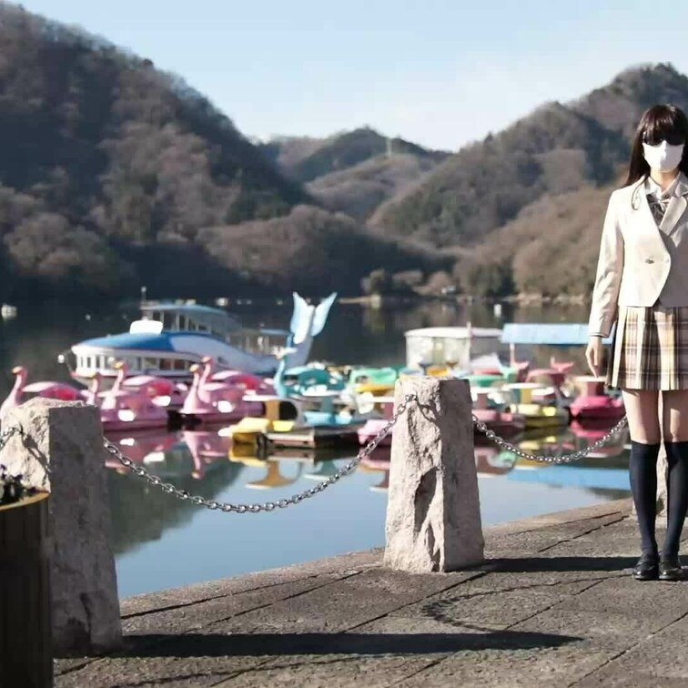 ブレザーの制服を着て机の下から、ローアングルから純白のパンティーを狙う。

駐車場でノーパンになってスカートをめくっ