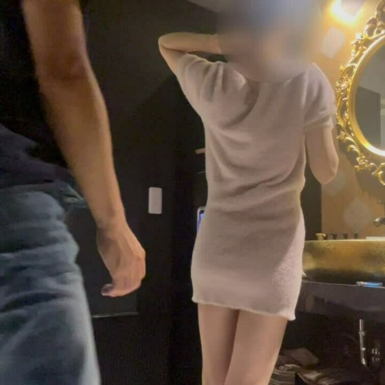 帰り支度してるのにまたイタズラ癖がでちゃいました(´・ω・｀)後ろ姿がセクシーであんなけハメまくったのにまた入れたくなっ