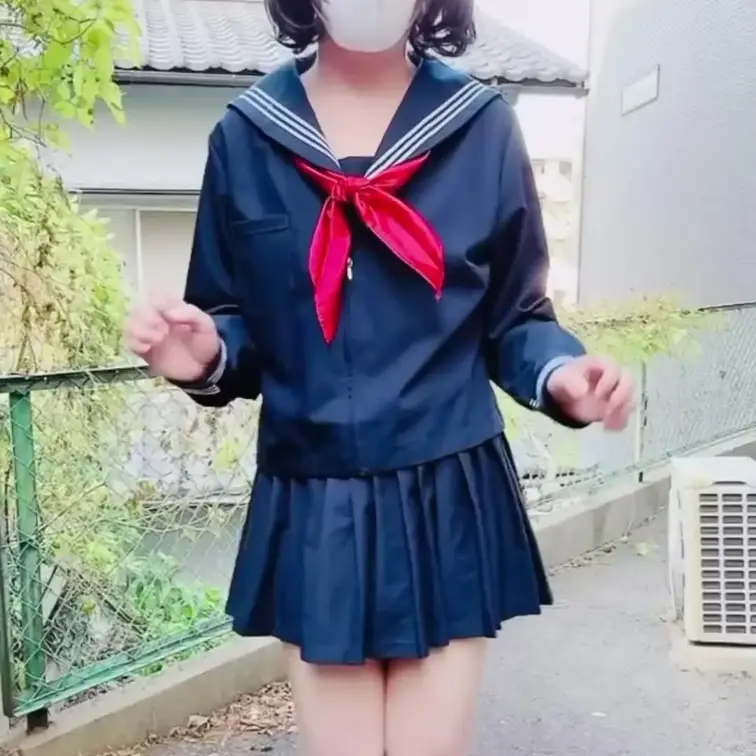セーラー服でお尻ふりふり💕
#セーラー服
#ノーパン
#女装
#男の娘
#野外露出
