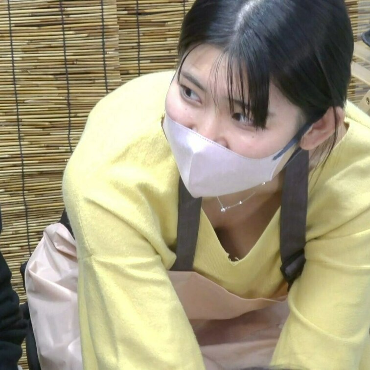 ちょい見せ。本編はこちらから→
#11【陶芸中の胸チラ】旦那さんいいんですか！？エロすぎ爆乳の誘惑!!



