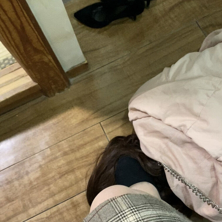 年下20才のカップル様にいじめられてます
パート2
土下座で頭靴で踏まれながらお尻しばかれてます。