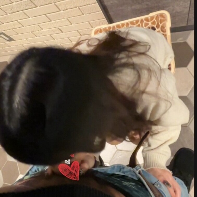 飲みに行ったときに、近くの席にいた女の子グループと仲良くだったんで

その中の1人にこっそり交渉して店から出て、すぐ