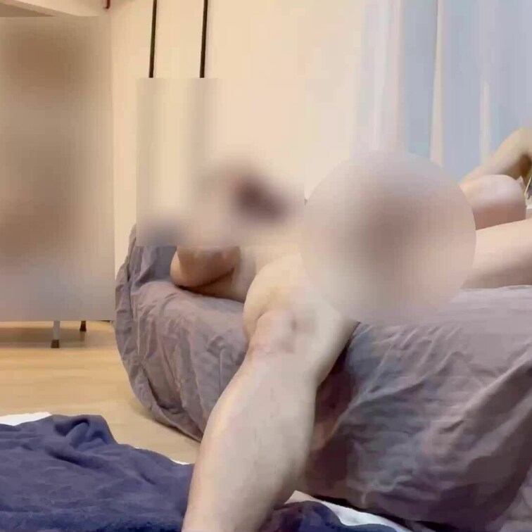 寝取られドM旦那が四つん這いで乳首と包茎クリチンコをいじめられてます…

乳首をつねられて快感を得て、仮性包茎の皮剥