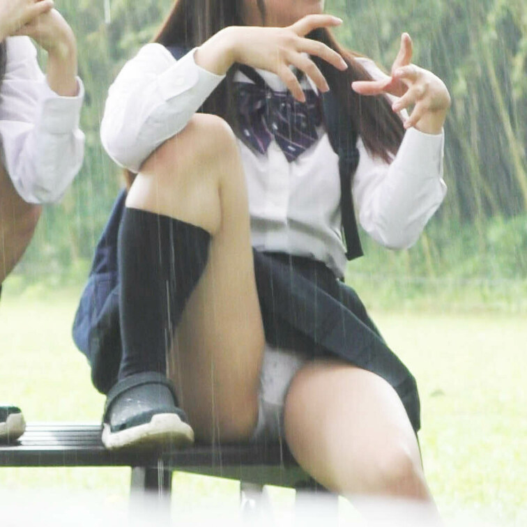 合同練習先の子たち🫣💕

雨なのに外のベンチに座ってたので
しれっとパンチラ撮影しました！！


応援してく