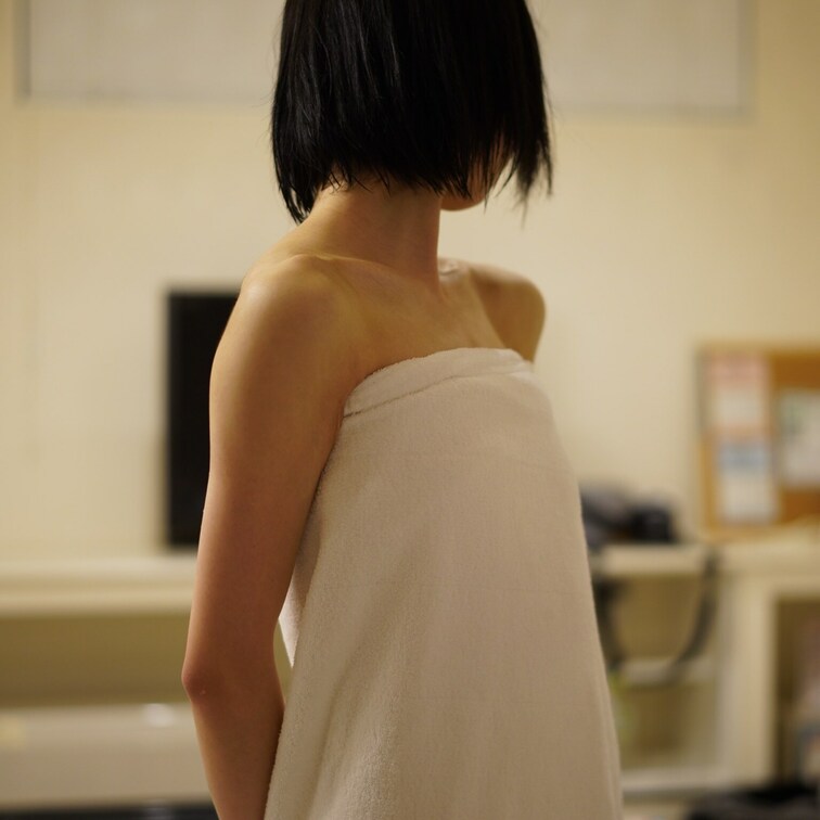 おっぱいは小さめ
穴はキツめ