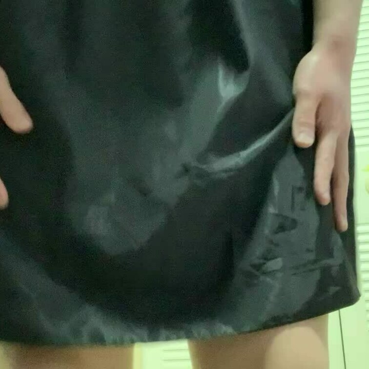 表も裏もツルツルしたドレスを着ながら黒のワンピースの裏地でオナニーしました💕
どちらも裏地が気持ち良すぎてやばかったで