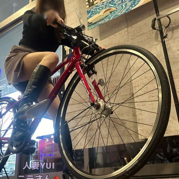ぱんちら前☺️
通勤中はタイトスカートで街中スイスイしてたけど、なかなかエッチな光景だったかもしれませんね♡

出