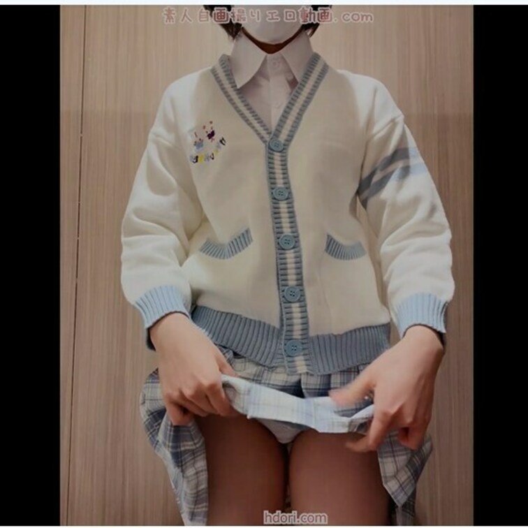 女子トイレで制服を試着してスカートめくってみました♪