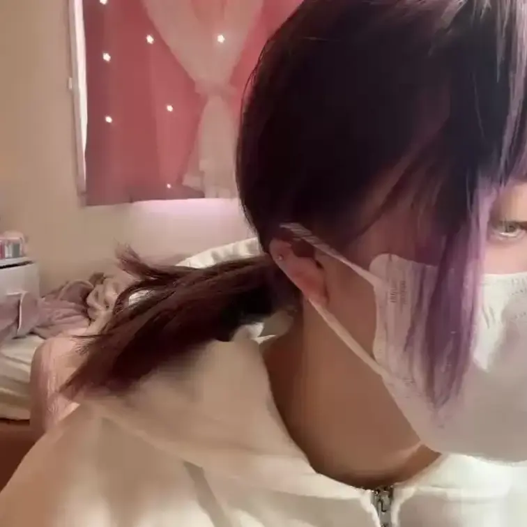 【みれい 20 歳】

みれいさんのライブ配信動画です
生ライブ配信だと、1 回の有料配信を視聴すると、おおよそ平