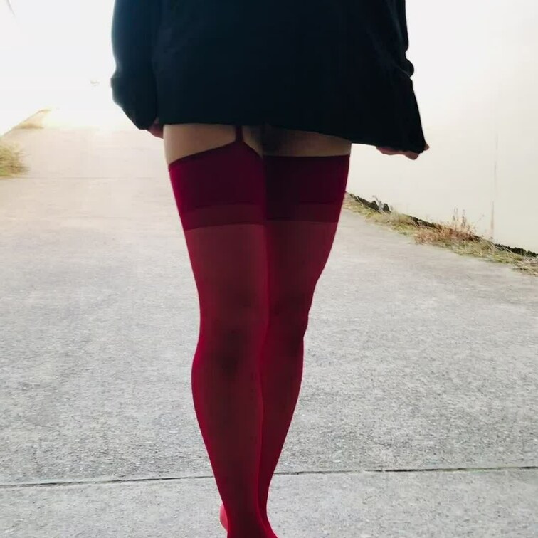 お尻散歩🍑下尻チラリです♡
お天気いいけどお尻は冷たい空気が(¯―¯٥)