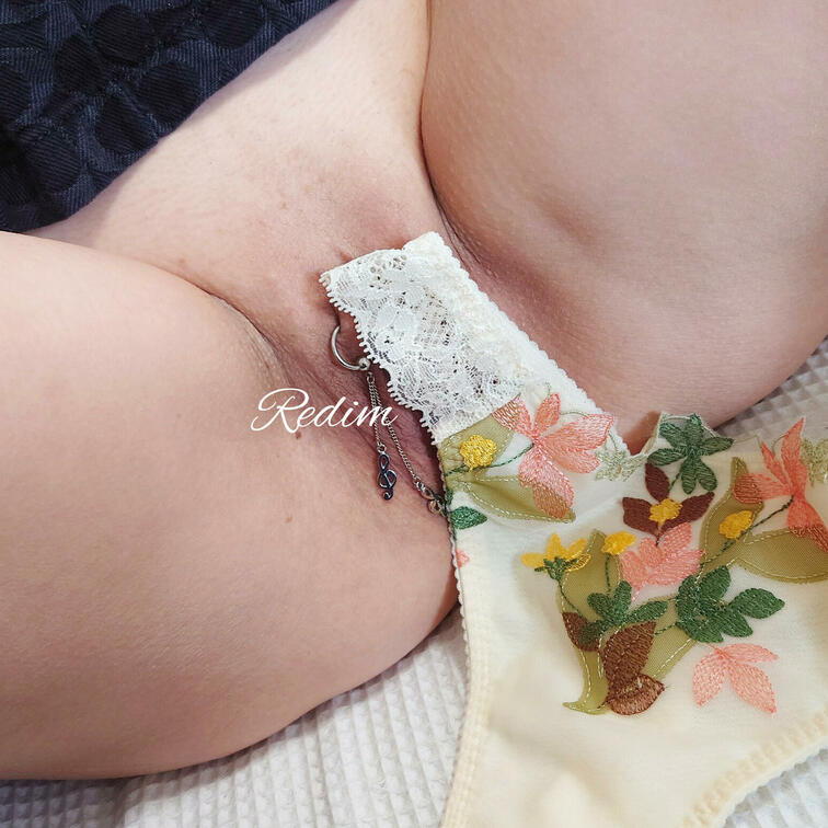 連続でファンからもらった下着投稿です(^_^;)
下着の他にも前回と変わった点がありますよ〜(笑)