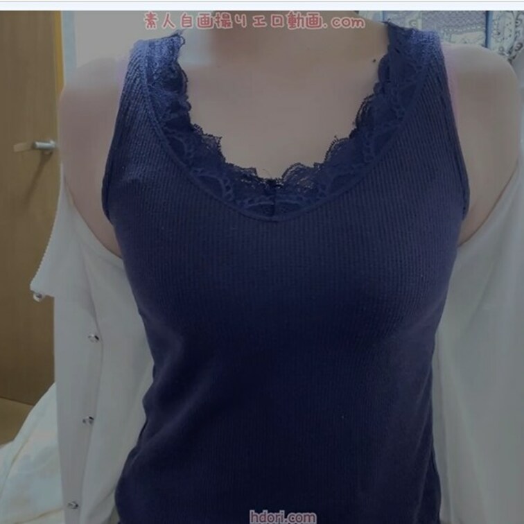 服をめくって谷間を見せるグラビアの練習