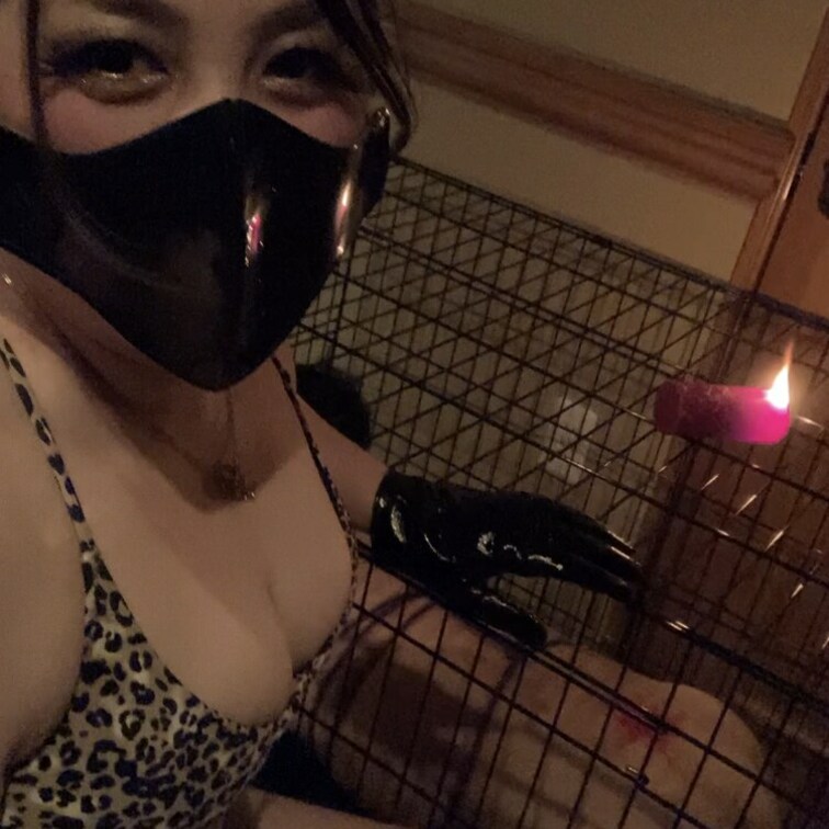 【蝋燭】檻に閉じ込められ延々と熱い蝋燭を垂らされ、言葉責めされ続ける惨めなマゾ。気が狂うまで飼ってあげる。