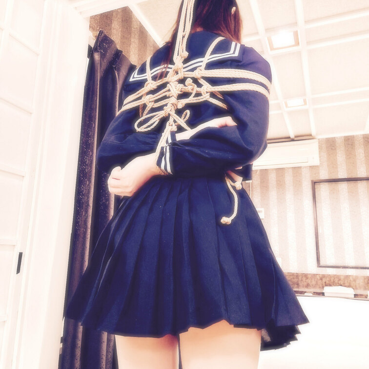 セーラー服で縛られて