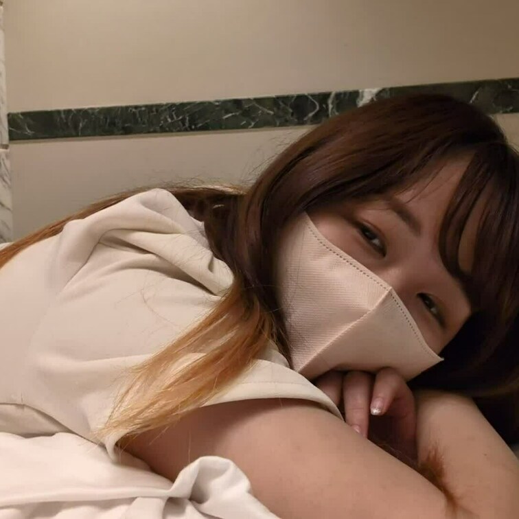 うつ伏せの体勢に馬乗りになってくすぐり責め！

モデル：美音