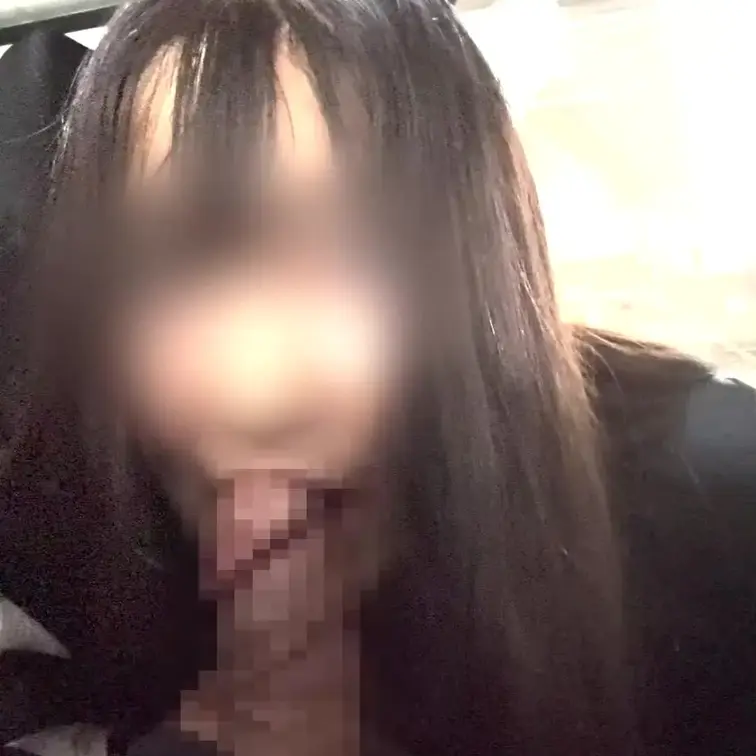仕事中は真面目な部下の田村さんも
咥えたい衝動が抑えられない時があるみたい

予定より早く着いて車内待機で暇だと