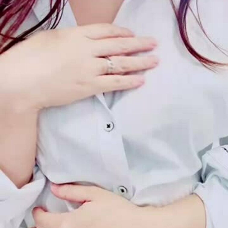 【動画】お腹なでなでするだけの短い動画🤰
シャツのボタン、もうお腹のところは閉まらなかった(⑉･ ･⑉)💦
このあと