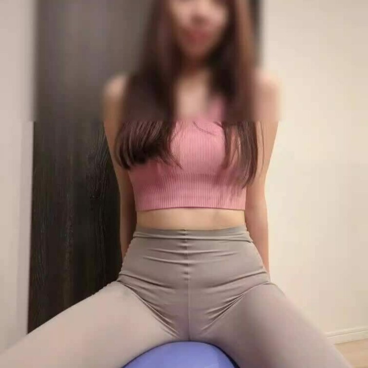 奥さんがスポーツ用の服を着てバランスボールで運動してる動画です😆
完全にIVをイメージしてます。腰の動きがエロいです😍