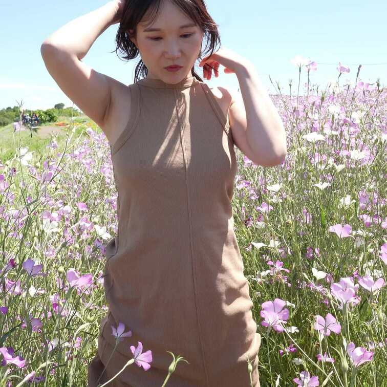奥さんが綺麗な花に囲まれて野外放尿！！！

はずかしがる表情がたまらない❤

野外羞恥❤