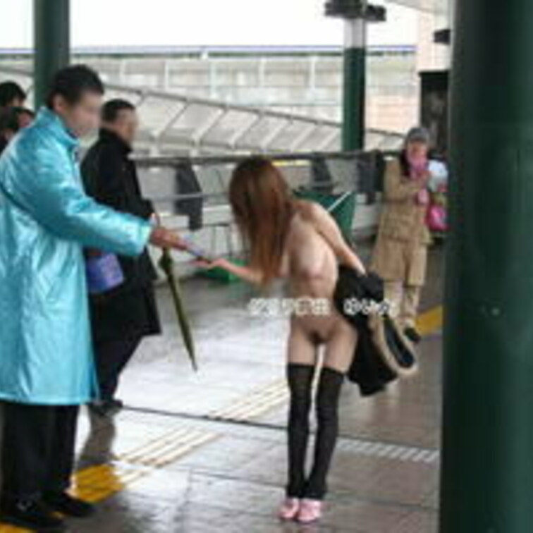 全裸でビラもらいに挑戦！