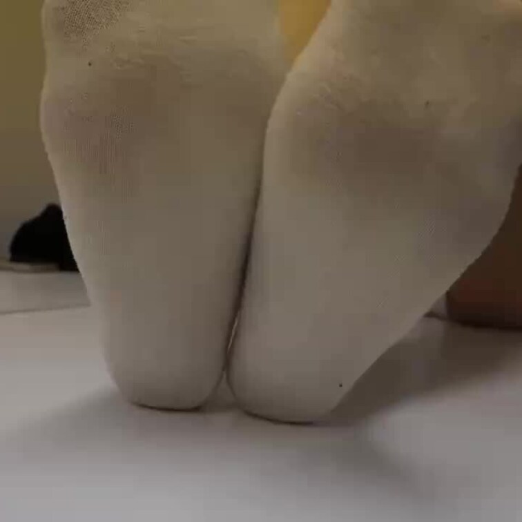 靴下を履いた足裏をクネクネする動画です。