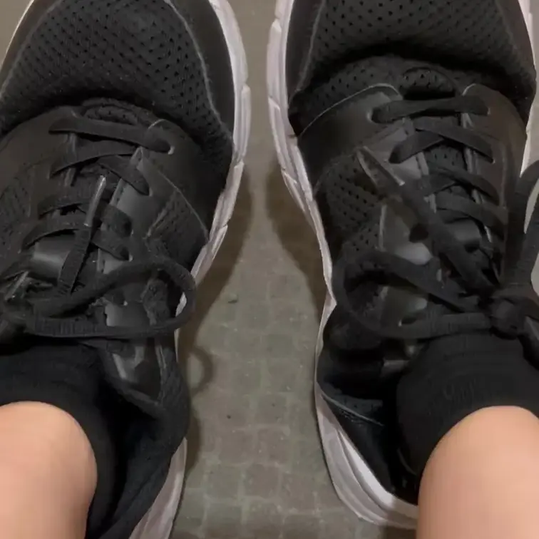 穴あき運動靴👟