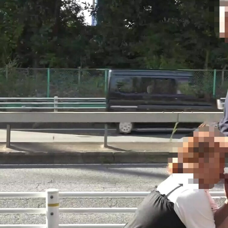 今日は国道沿いの歩道でフェラしてもらった。見られてるのレベルじゃない？奥の車線の車遅いけど気づいて速度遅いのかな？w今日
