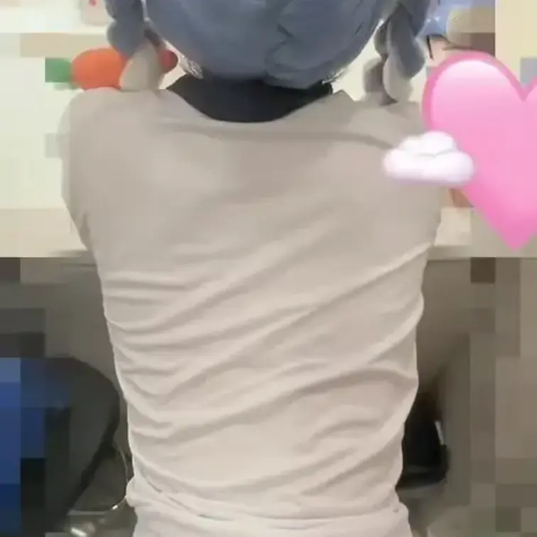 Mさん体操服ぺこらを後ろから
