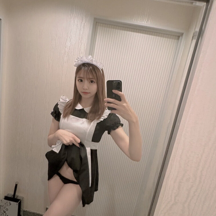 ちょっと大胆すぎた…？😳💦
このメイドさん、お世話してあげるね🖤

◇右上の「💖いいね」押してくれると嬉しいです！