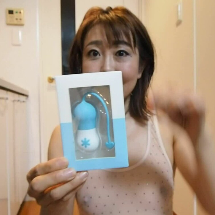 何やら新しいグッズを手にしたまゆみ
さてさて
この後何が始まるのかな？
お楽しみに(^^♪