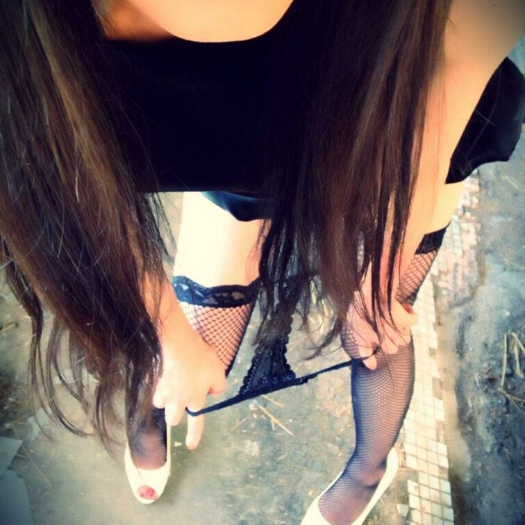 外出先でショーツを脱がせる行為はこの歳でもワクワクさせる。

熟女が履いたショーツなど欲しい男性なんて居るのだろうか？