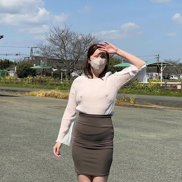 透けるブラウスで近所の公園に出かけちゃう
露出狂で肉便器な隣の奥さん

リアルご近所さんに見つかるスリルが
子宮