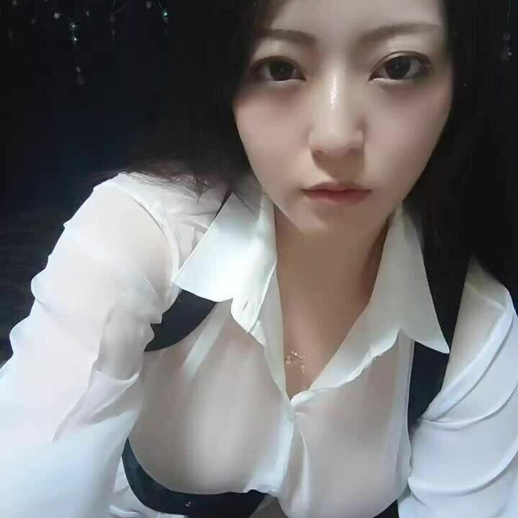 おっぱぃを揉んで揺らしてたまに乳首コリコリ…
お洋服のせいかとっても興奮します…
