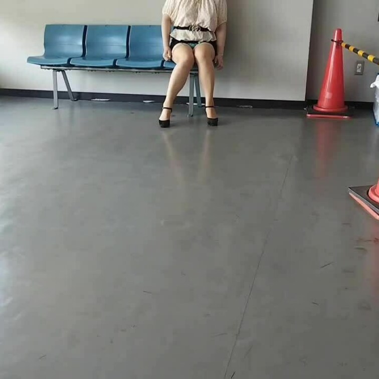 駅の待合室でパンチラ露出
巨乳ミニスカ熟女に
おじさんが興味津々