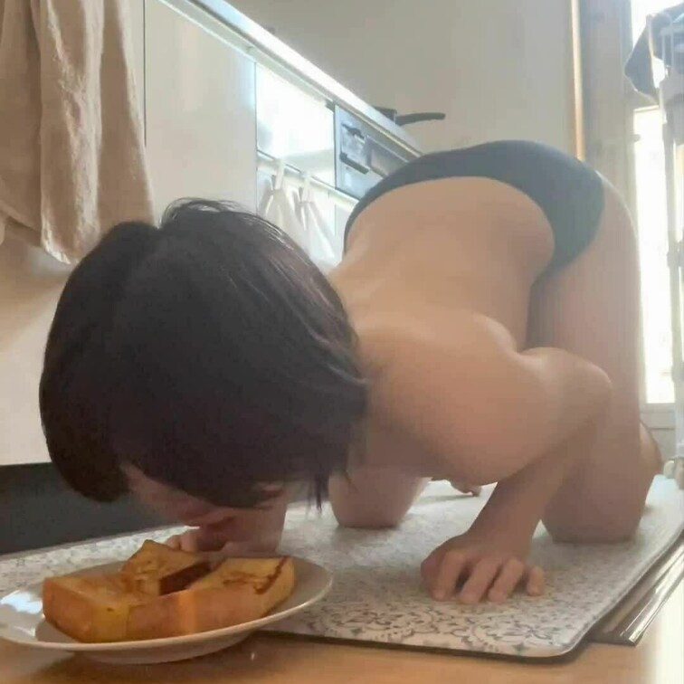【無料サンプル】犬のようにご飯を食べるシングルマザー。