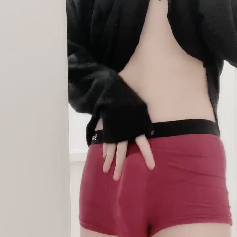 今回は「壁オナ」しちゃう動画になってます...
下着越しでも勃ってるの分かっちゃうよね？

それくらいガチガチにな
