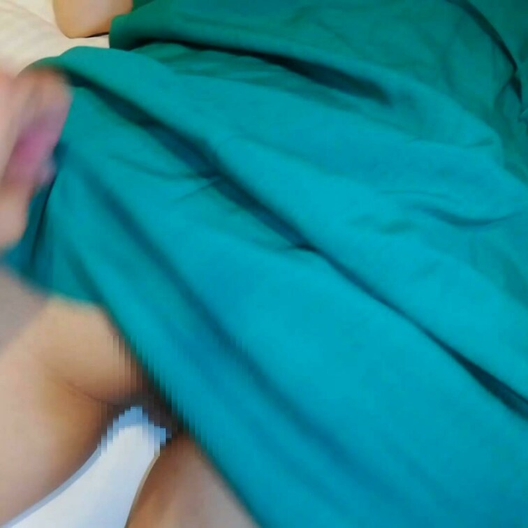 いたずら動画の続きになります！
肛門やあそこ接写もあり、なかなかエモいです。
最後は可愛い子の手を借りて4545しち